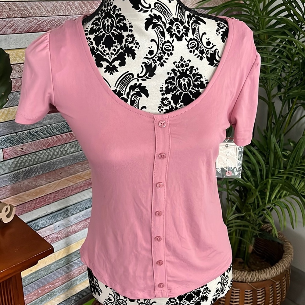 No Comment NY LA Short Sleeved Top w Button Down Front and Lace cutout back.